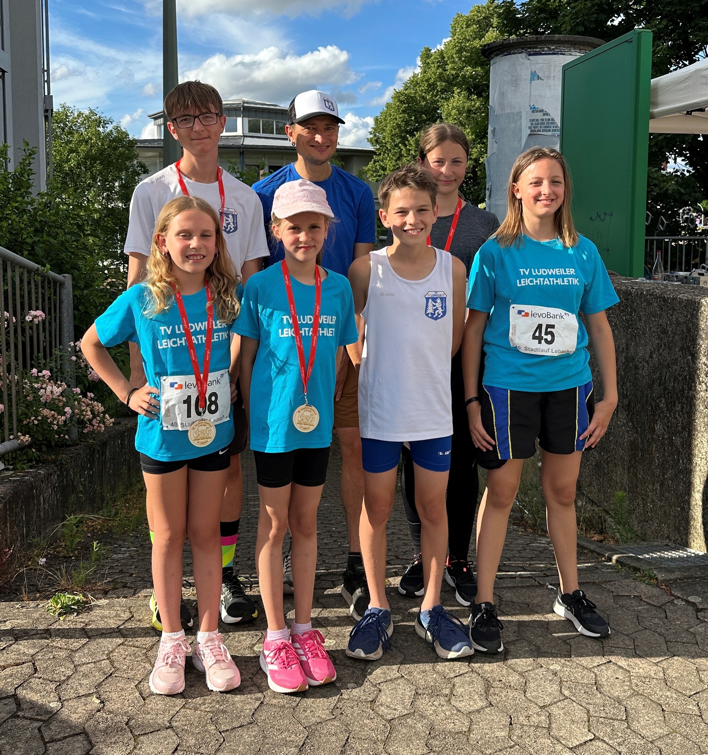 von links: Livia Lana, Nelson Franz, Thea Kochendörfer, Patrick Franz, Philipp Bach, Jolina Wagner und Malin Franz