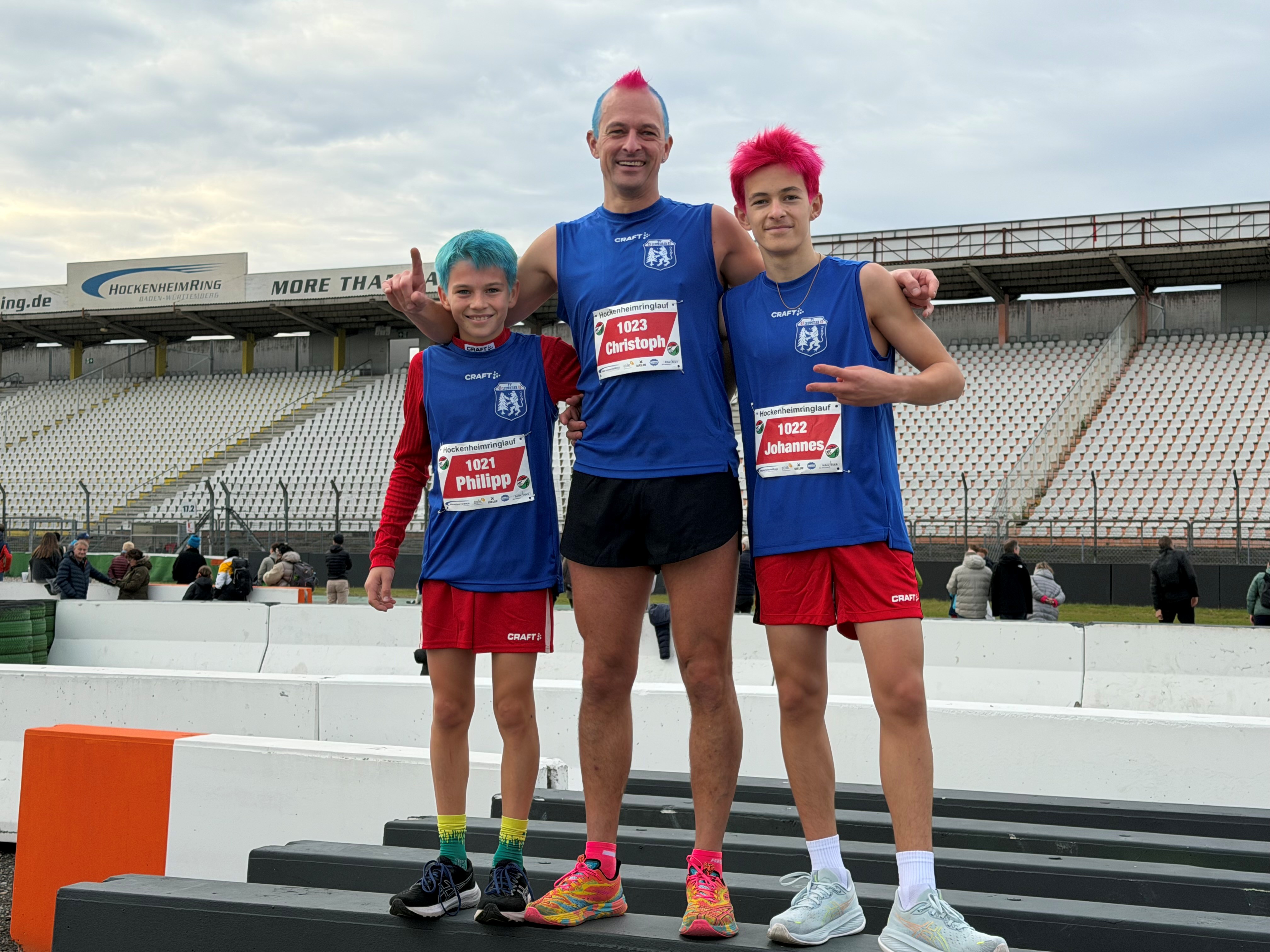 Die Bachs mit den neuen TVL-Trikots und neuen Haarfarben!