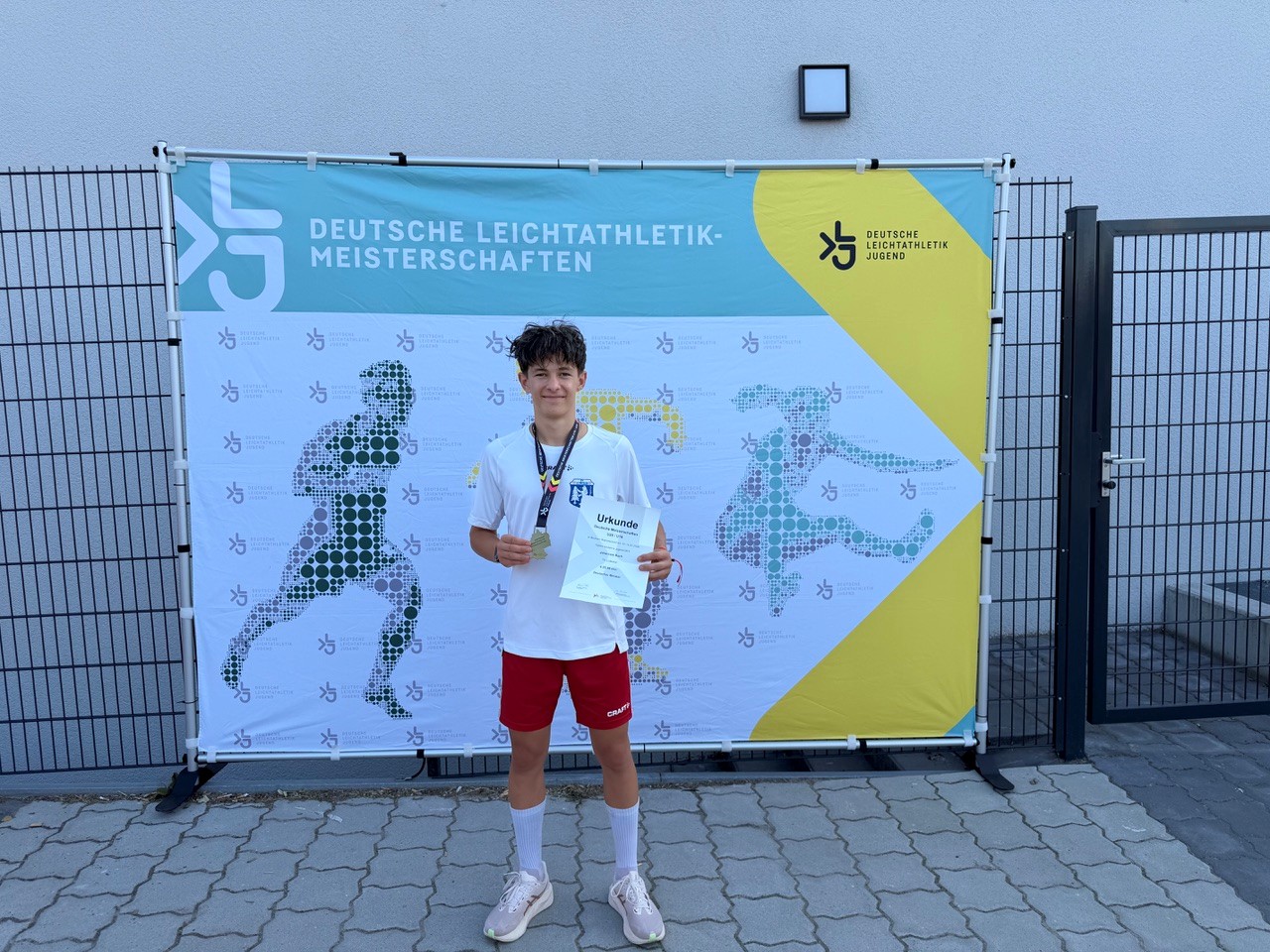 Johannes Bach mit Urkunde und Medaille